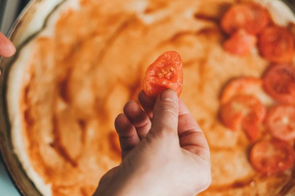 Comment préparer une pizza napolitaine authentique avec une croûte croustillante ?