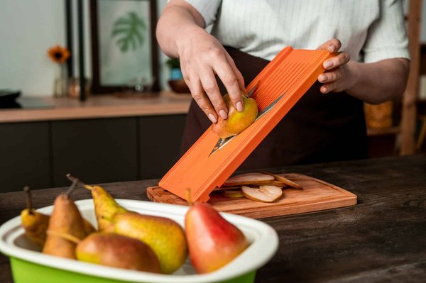 Comment sélectionner une mandoline de cuisine avec plusieurs lames pour des découpes variées ?